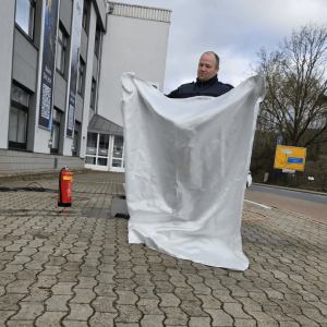 Andre Leiber demonstriert den richtigen Einsatz einer Löschdecke.