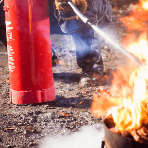 Nahaufnahme eines Feuerlöschers im Einsatz während einer Brandschutzübung.