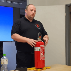 Brandschutzexperte Andre Leiber erklärt den korrekten Einsatz von Feuerlöschern.